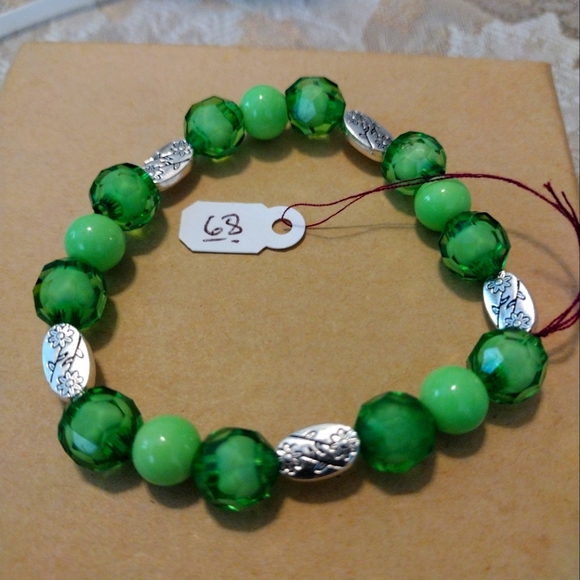 Artemis's Gems custom-made beaded bracelet with metal flower-engraved charms - Picture 1 of 3